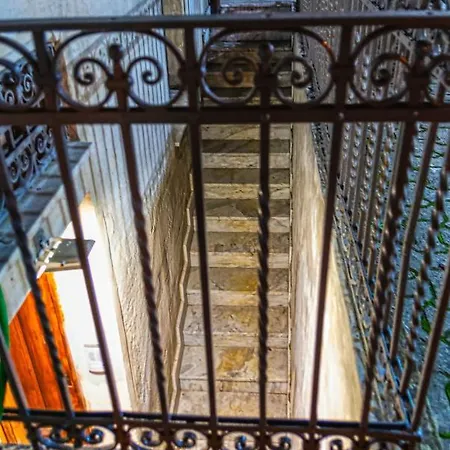 Apartament Tribunale Basement Mesyna